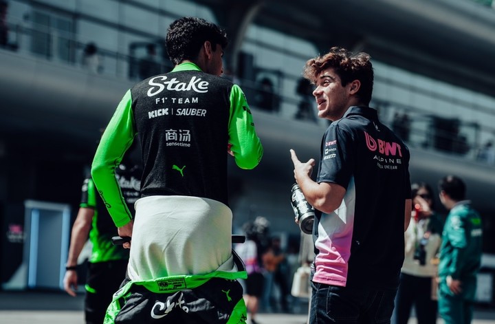 Franco Colapinto junto a Gabriel Bortoleto. (@stakef1team_ks)