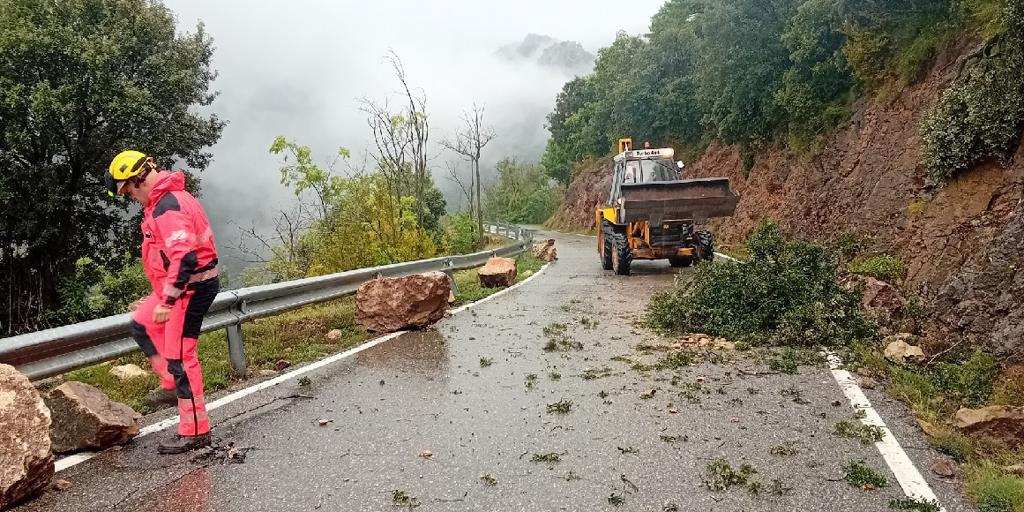 Las fuertes lluvias en Cataluña obligan a evacuar a 27 personas de un funicular, cortar carreteras y suspender vuelos