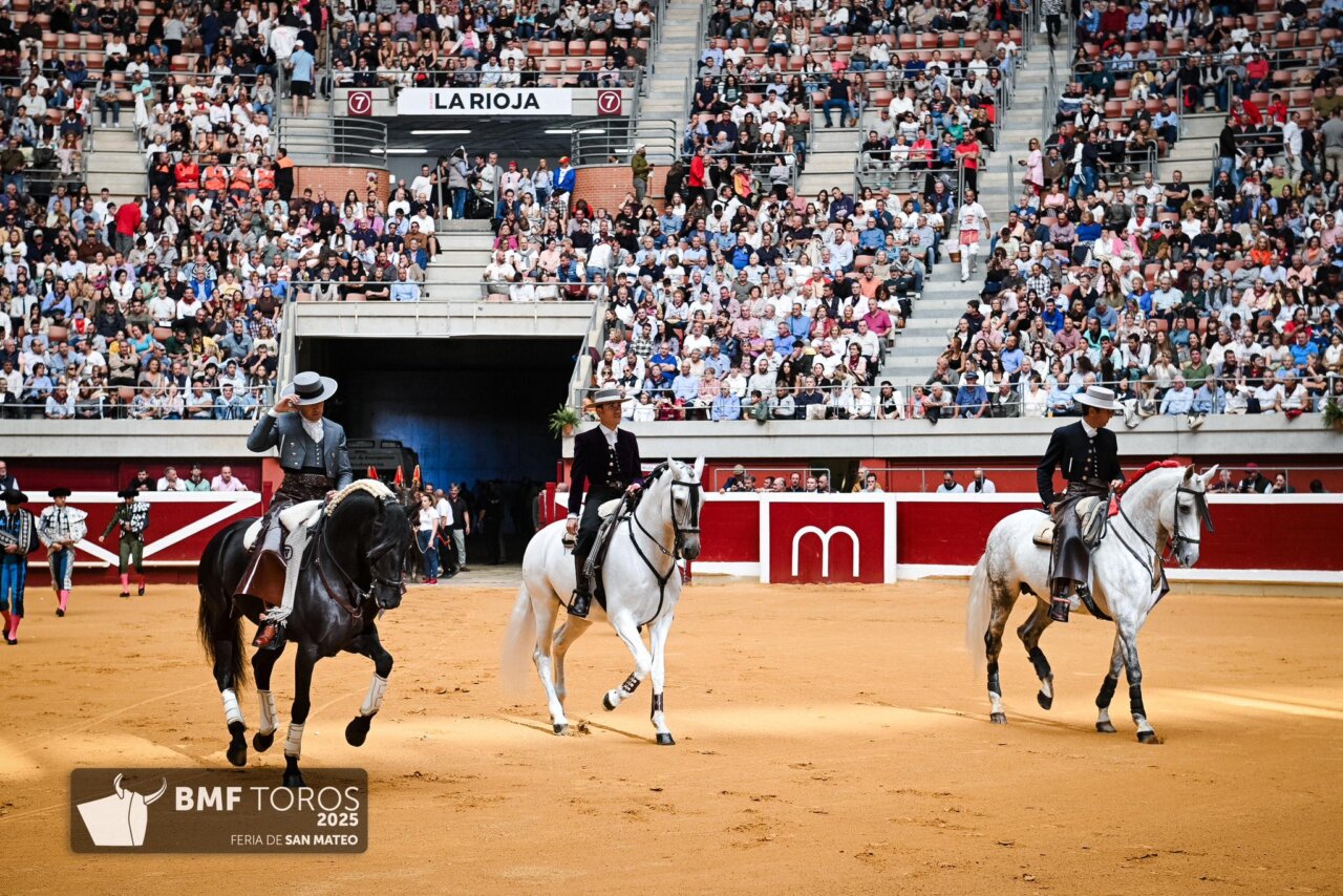 Sergio Galán marra con el rejón de muerte una notable faena al gran primero de El Capea en Logroño