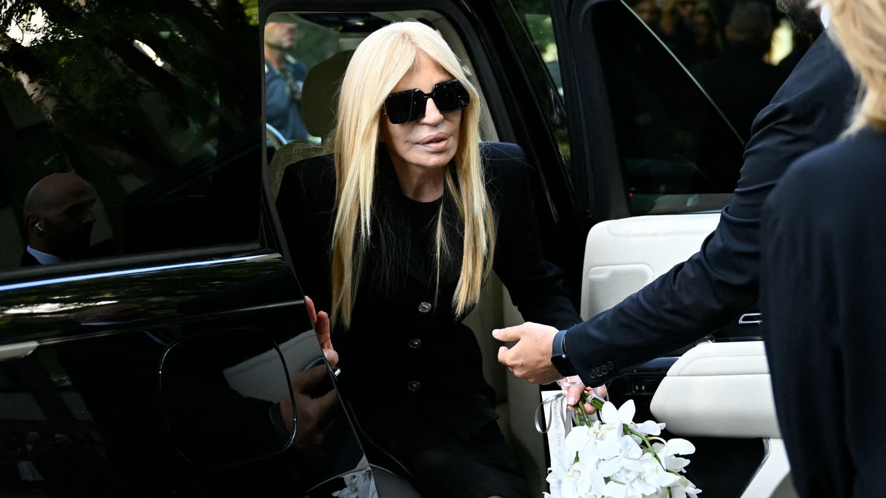 La capilla ardiente de Giorgio Armani en Milán: Donatella Versace, Lavinia Borromeo, Valeria Mazza y otras figuras dan su último adiós al rey de la moda