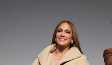 Jennifer López con un chándal de terciopelo, tacones y bolso coordinado o el combo Y2K que no podíamos esperar