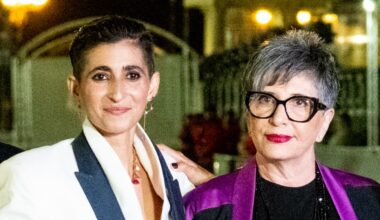 Ana Villa y su vida lejos del foco (con una excepción para apoyar a su hija Alba Flores): de su trabajo como productora teatral a la buena relación con los Flores de la que fuera mujer de Antonio