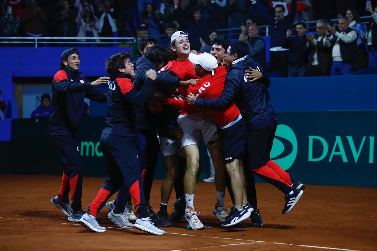 Ignacio Buse celebrando junto a todo el equipo peruano de Copa Davis tras darle el triunfo por 3-1 sobre Portugal. (FOTO: Fernando Sangama / GEC).