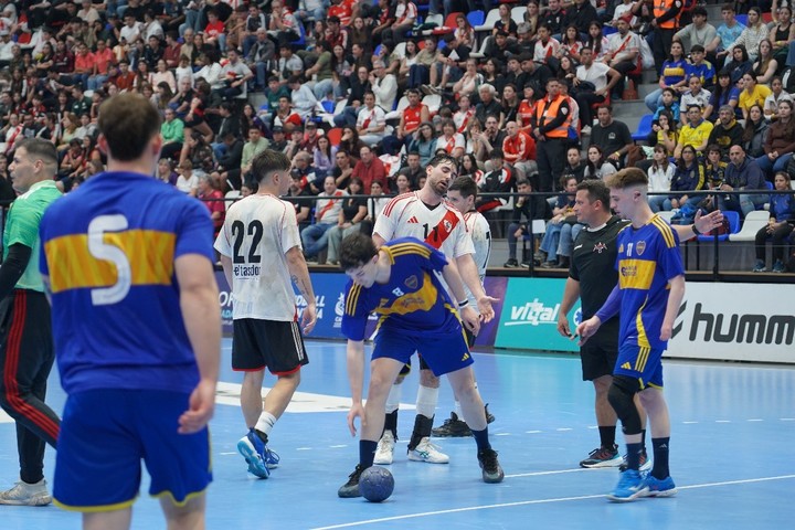 Lucentini, Piedrabuena y Milano de Boca, Gallardo y Giovagnola de River.