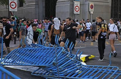 Manifestantes propalestinos tiran las valla de seguridad en el Paseo del Prado, este domingo.