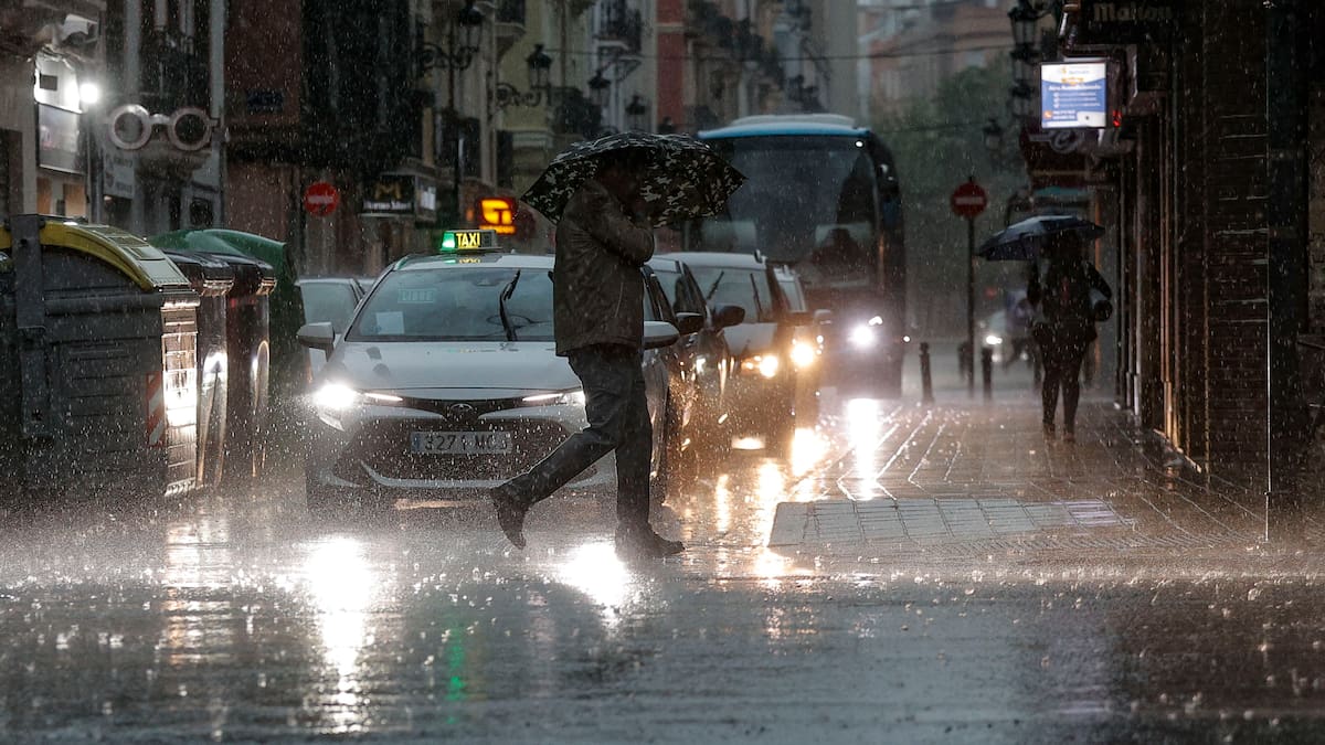 El 112 emite un aviso especial por el temporal de fuertes lluvias de este lunes y martes en la Comunitat Valenciana | Sociedad
