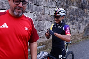 El ciclista colombiano Egan Bernal (c), del INEOS Grenadiers, celebra la victoria en la etapa 16 de la Vuelta. 