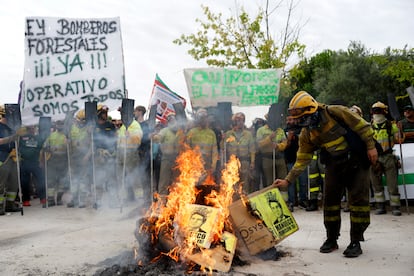 Concentración de bomberos el viernes pasado contra Alfonso Fernández Mañueco, presidente de la Junta de Castilla y León (PP).