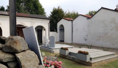 Así fue el íntimo funeral de Giorgio Armani: en su pueblo, con 62 personas y recibido con pétalos blancos | Gente