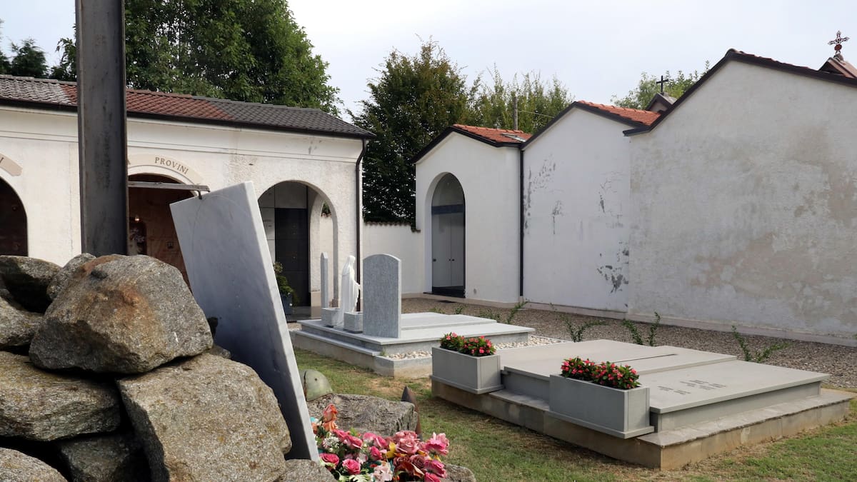 Así fue el íntimo funeral de Giorgio Armani: en su pueblo, con 62 personas y recibido con pétalos blancos | Gente
