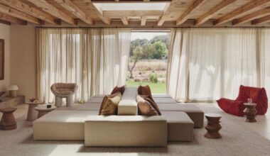 Esta casa ibicenca bañada de luz nos invita a seguir soñando con un verano eterno