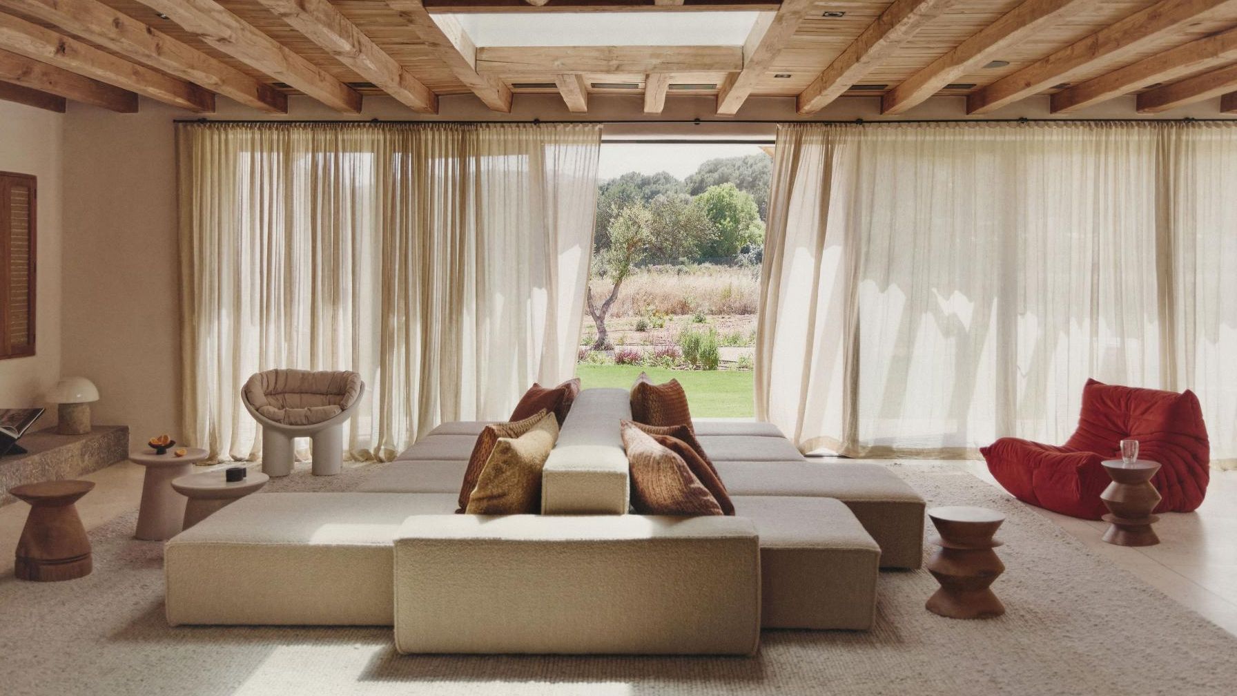 Esta casa ibicenca bañada de luz nos invita a seguir soñando con un verano eterno