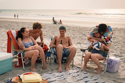 Los protagonistas de 'El verano en que me enamoré' durante una escena de la serie.