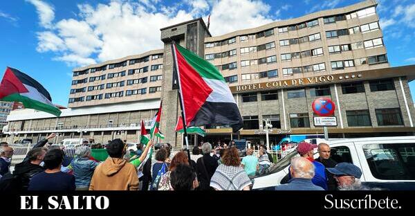 Galicia | Un grupo de activistas se manifiesta en Vigo frente al hotel donde se concentra el equipo israelí de La Vuelta - El Salto