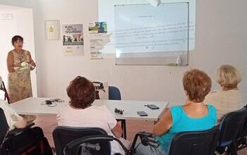 Usuarios de los talleres de memoria reciben charlas de primeros auxilios