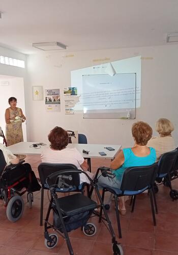 Usuarios de los talleres de memoria reciben charlas de primeros auxilios