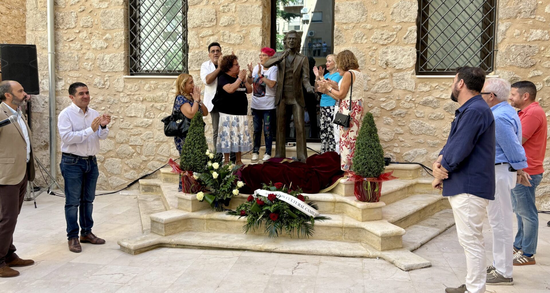 Alcoy descubre la escultura en honor a Camilo Sesto en el patio de su futuro museo
