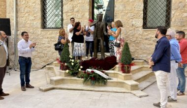 Alcoy descubre la escultura en honor a Camilo Sesto en el patio de su futuro museo