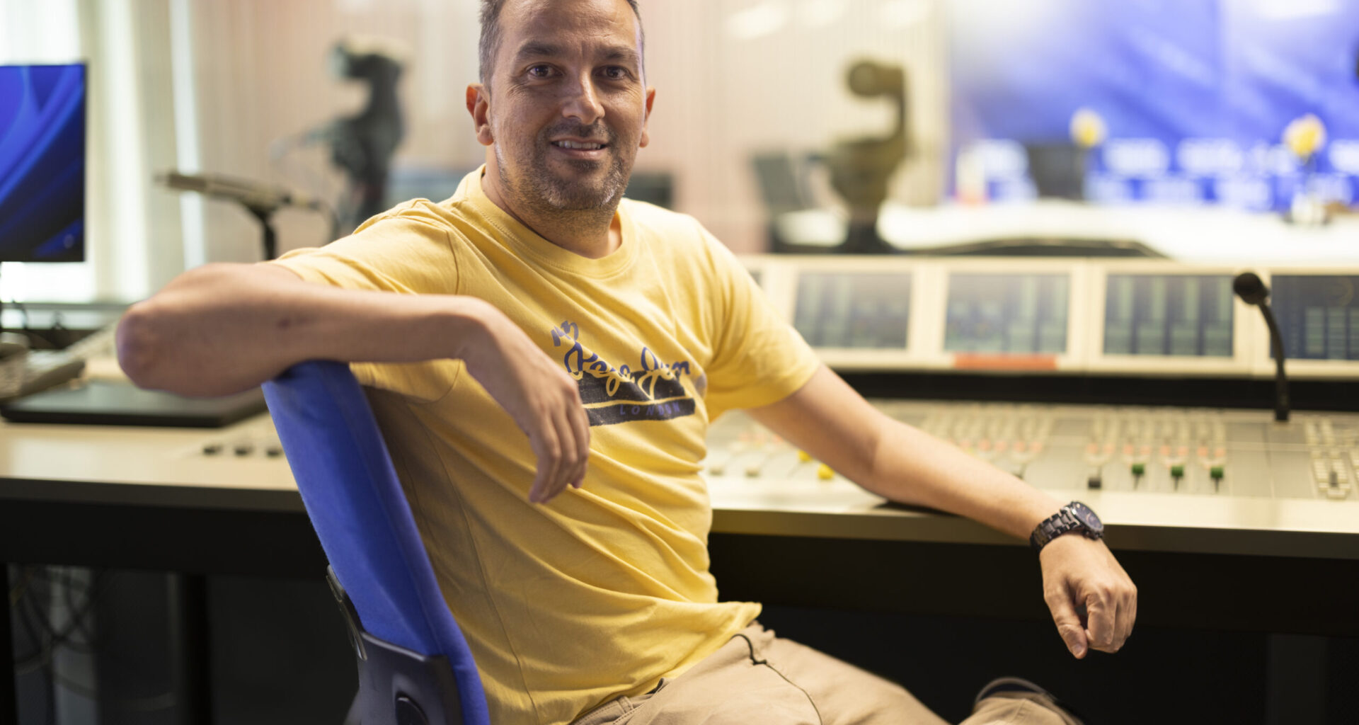 “La radio es mi vida lo que empezó como un juego con un palo y cinta aislante, hoy es mi profesión”