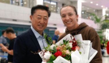 Iga Swiatek llegando al Korea Open 2025. Fuente: WTA