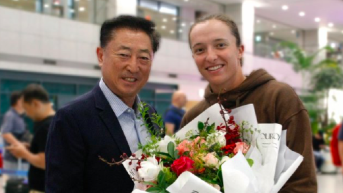 Iga Swiatek llegando al Korea Open 2025. Fuente: WTA