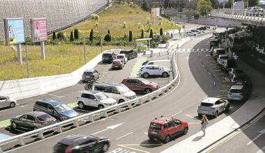El aeropuerto elimina dos carriles en la zona de Llegadas para obligar a pagar por aparcar