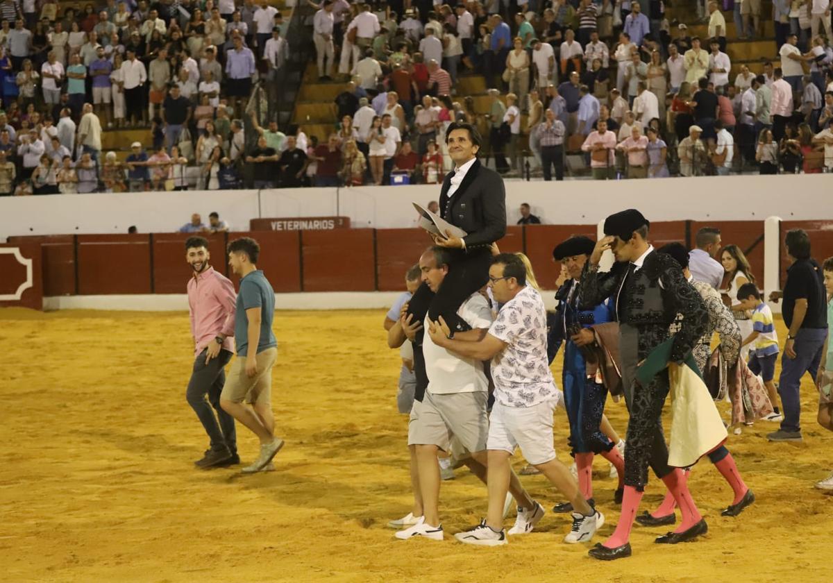 Diego Ventura, a hombros tras cortar cuatro orejas y un rabo en Villanueva del Arzobispo