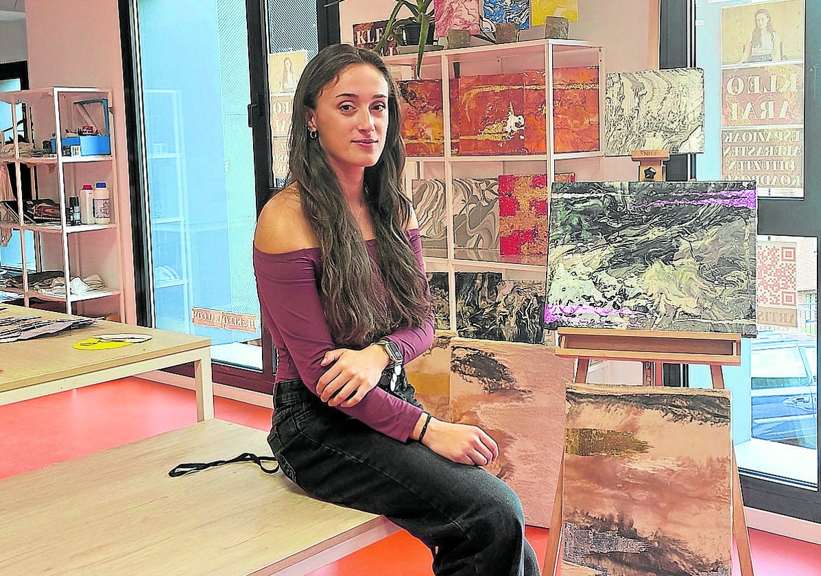 «Estoy en un momento en el que me quiero divertir, por eso hago estos cuadros»