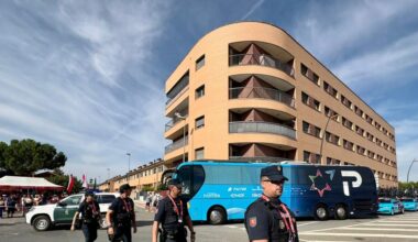 un equipo disgustado e invisible con escolta policial