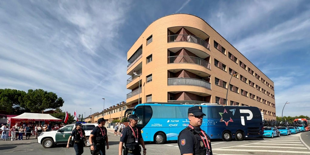 un equipo disgustado e invisible con escolta policial