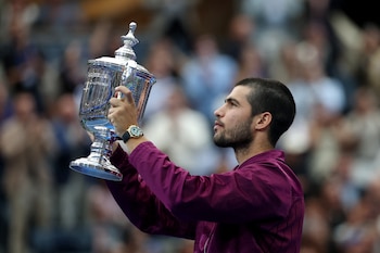 Carlos Alcaraz con el trofeo
