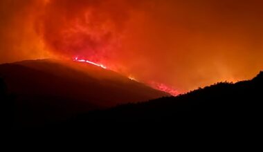 Riofrío de Riaza desalojado por el alcance del incendio originado en el Pico del Lobo (Guadalajara) | Sociedad