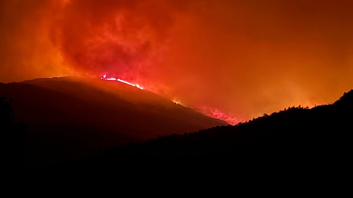 Riofrío de Riaza desalojado por el alcance del incendio originado en el Pico del Lobo (Guadalajara) | Sociedad