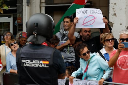 La plataforma Gernika-Palestina protesta contra la presencia del equipo Israel-Premier Tech en la Vuelta en Laredo, este jueves. 