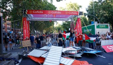 Los activistas en favor de Palestina toman las calles de Madrid e impiden el fin de la Vuelta a España | Ciclismo | Deportes