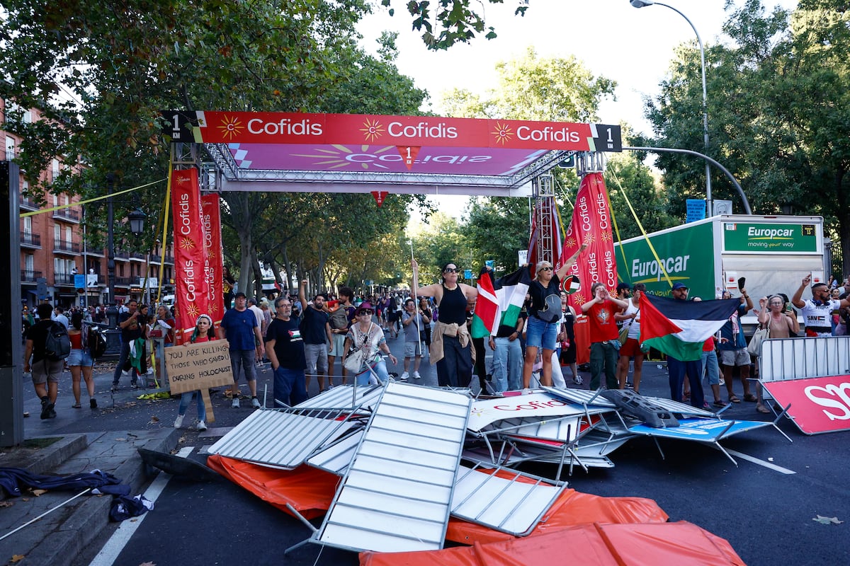 Los activistas en favor de Palestina toman las calles de Madrid e impiden el fin de la Vuelta a España | Ciclismo | Deportes