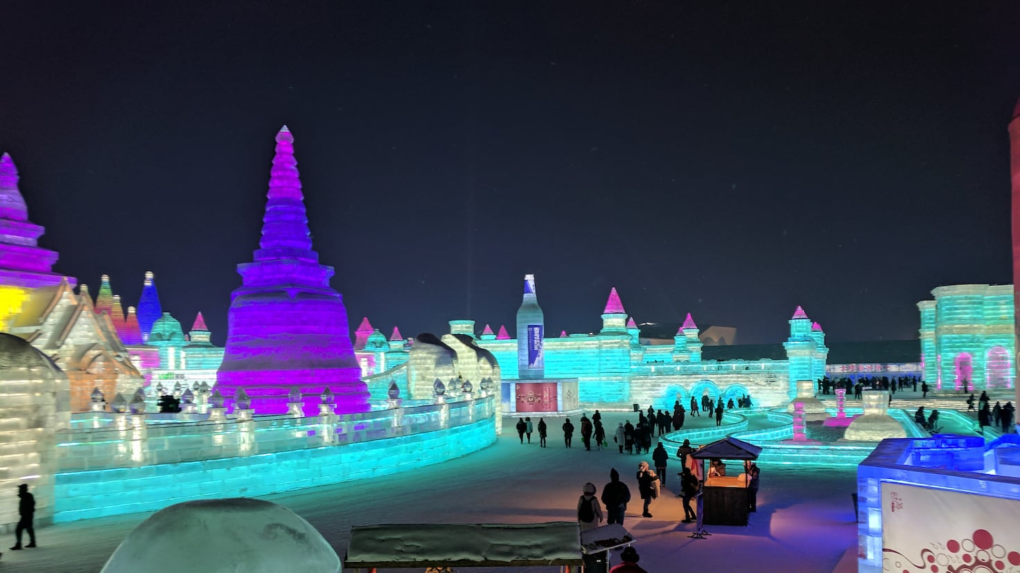 China construyó una ciudad de hielo en su frontera con Rusia, aunque ya es tarde para visitar