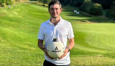 Javi Barcos posa con el trofeo de campeón del Longwy Alps Open
