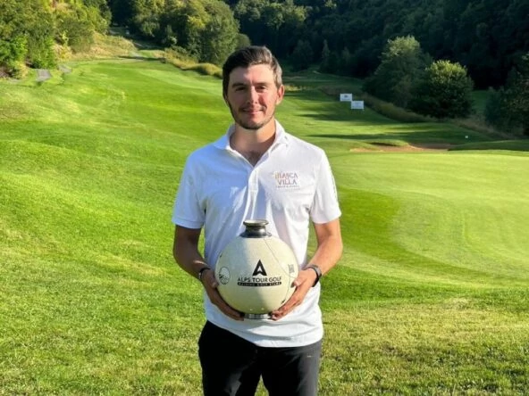 Javi Barcos posa con el trofeo de campeón del Longwy Alps Open