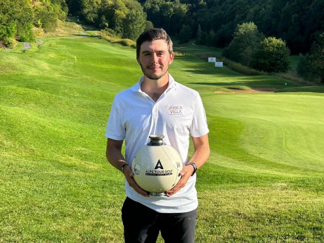 Javi Barcos posa con el trofeo de campeón del Longwy Alps Open