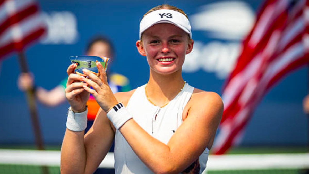 Jeline Vandroome posa con su título del US Open Junior 2025. Fuente: Getty
