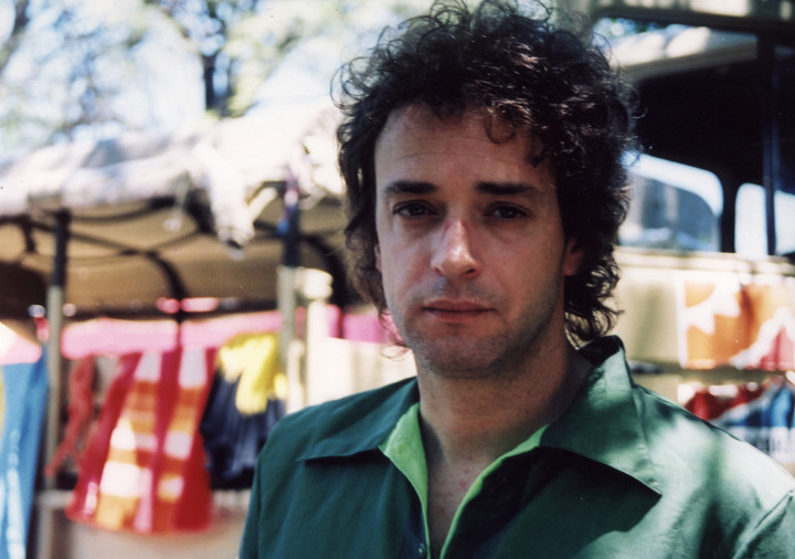 Gustavo Cerati en su faceta actoral, cuando participó en el filme "+bien", de Eduardo Capilla.