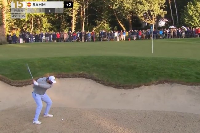Jon Rahm remonta en Wentworth con este golpazo desde el bunker que fue directo al hoyo