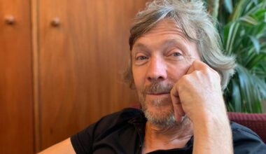 El poeta valenciano José Iniesta presenta este martes su libro 'Un montón de piedras'