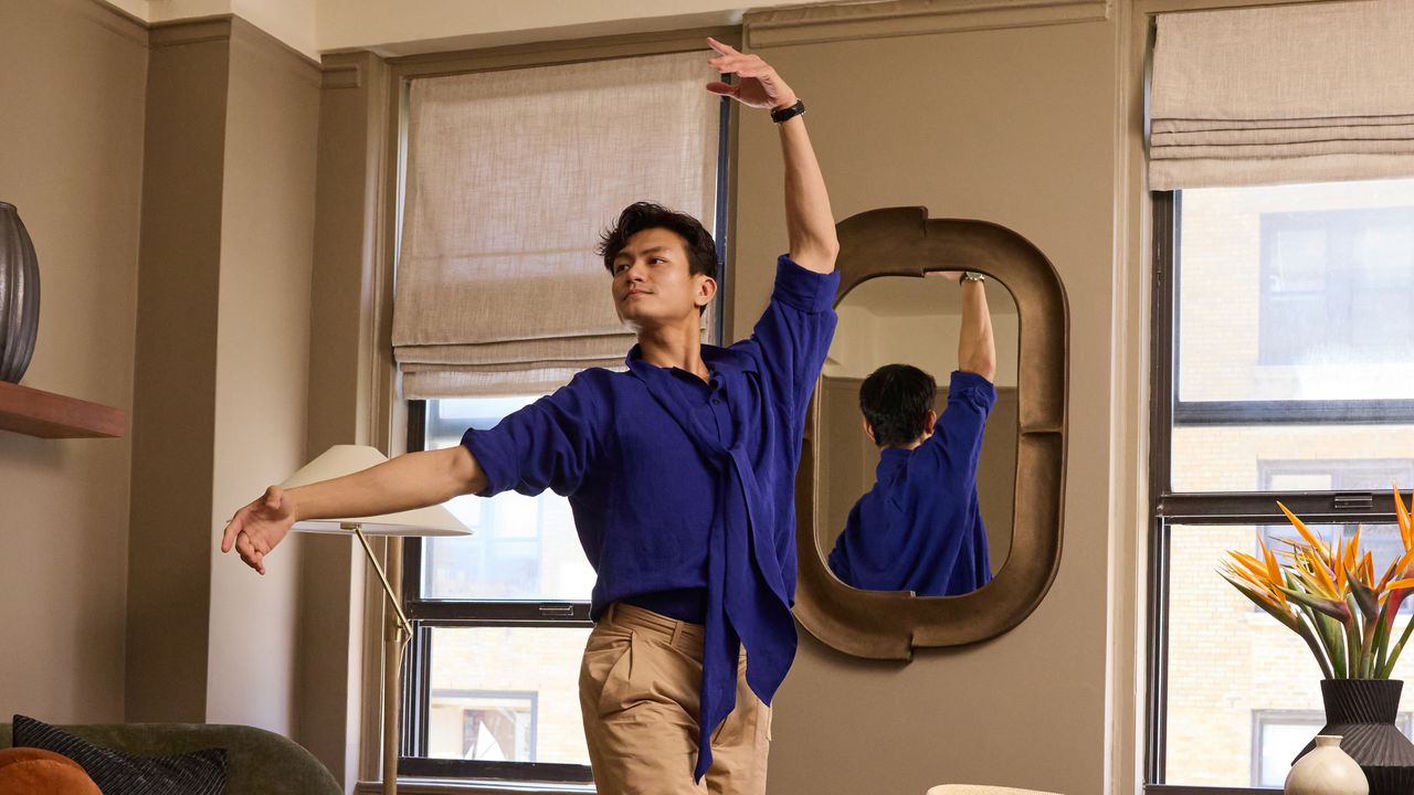 Todos los trucos para decorar casas pequeñas están en el estudio de un bailarín de 32 m2: “Hasta tengo espacio para dar mis clases y hacer estiramientos”