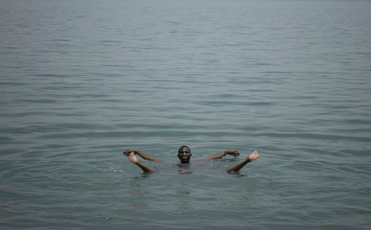 Imagen principal - En las imágenes, de arriba abajo, 'Katunga' de la serie 'The Afronauts' (2012); 'Unknown Soldier 01', de la serie 'Funmilayo' (2017); y 'Obanikoro' de la serie 'Mirador' (2015)