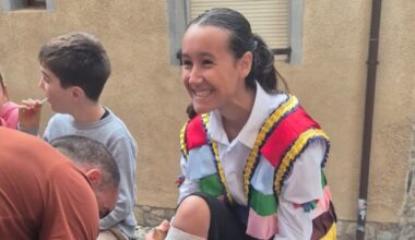Adriana, ayudada por su padre para atarse los zancos antes de lanzarse por la cuesta de los danzadores en un día histórico en el folclore riojano.