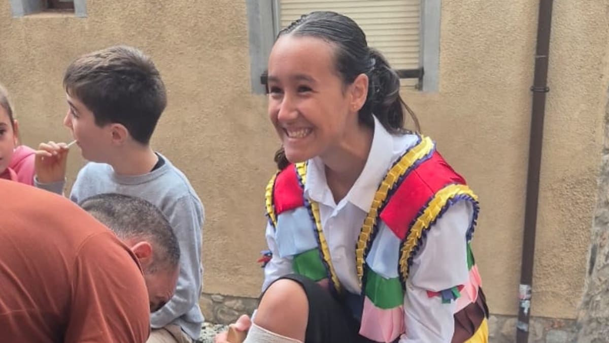 Adriana, ayudada por su padre para atarse los zancos antes de lanzarse por la cuesta de los danzadores en un día histórico en el folclore riojano.