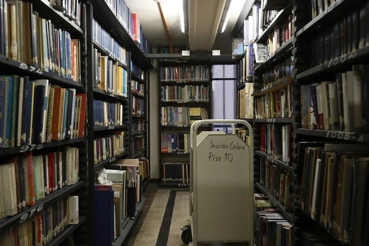 Fotografía que muestra libros en el depósito de la Biblioteca Nacional, en Santiago (Chile). EFE/ Elvis González