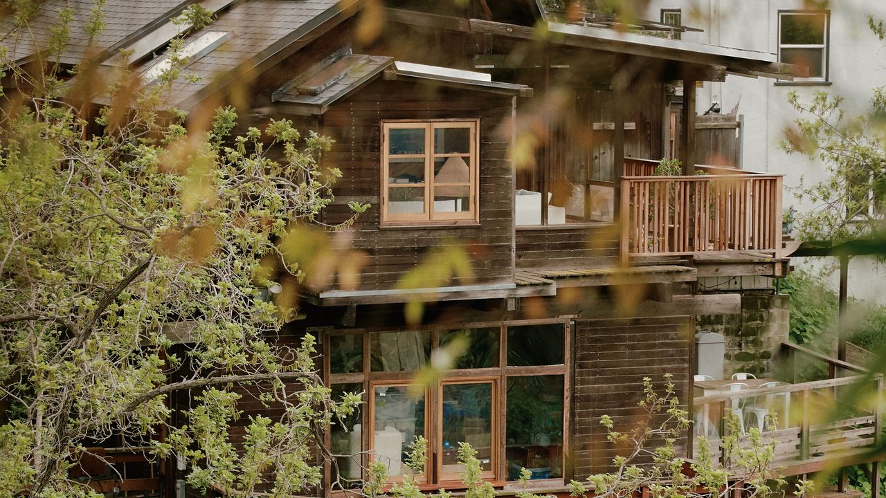 De cabaña ruinosa a casa de madera luminosa para una familia moderna (y en solo 78 m2): “Al establecer conexiones con el paisaje, la vivienda se siente mucho más amplia”